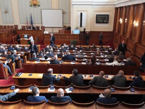 След като вчера председателят на парламента Цвета Караянчева въведе предпазни