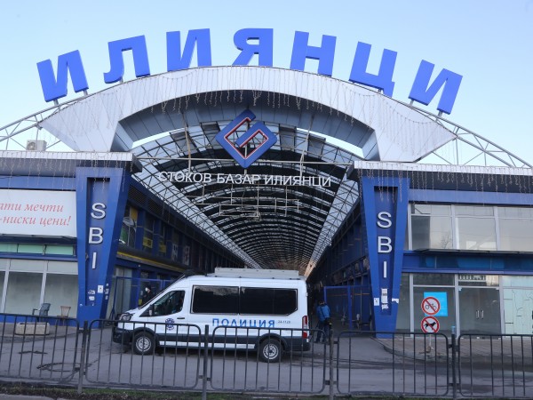 Полицията и РЗИ “София“ блокират стоков базар “Илиянци“.Акцията започна рано