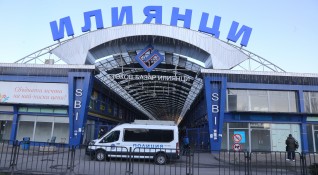 Полицията и РЗИ София блокират стоков базар Илиянци Акцията започна рано