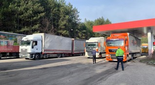 Спира се преминаването на хора и превозни средства през сръбските