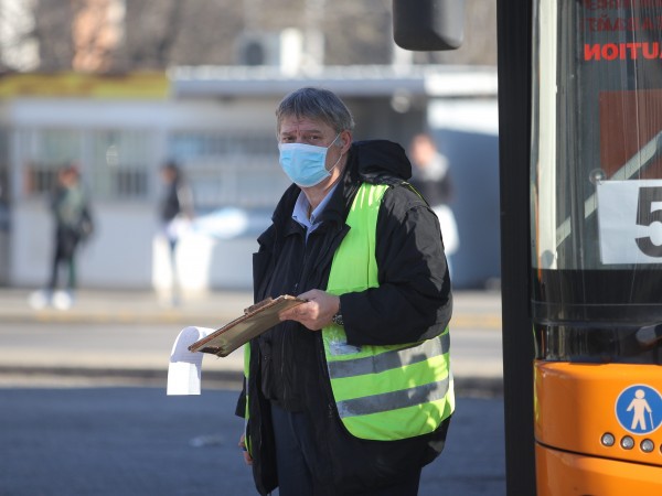 В София общественият градски транспорт се дезинфекцира по 3-4 пъти