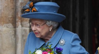 93 годишната Елизабет Втора е напуснала Бъкингамския дворец и е отведена