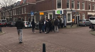 От днес до 6 април Нидерландия затваря училища барове ресторанти