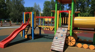 Детски площадки пързалки люлки и всички съоръжения в големите паркове