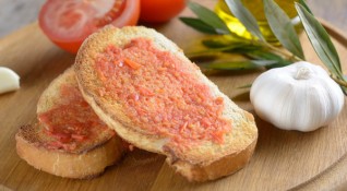 Продукти frac12 хляб нарязан на филийки5 скилидки чесън1 домат обелен и