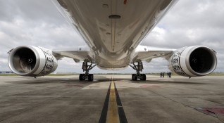 Еърбъс Airbus във вторник обяви че спира производствените и монтажните