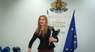След като вчера ресорният министър Николина Ангелкова спря за месец