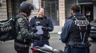 Френската полиция е наложила над 4 хил глоби на хора