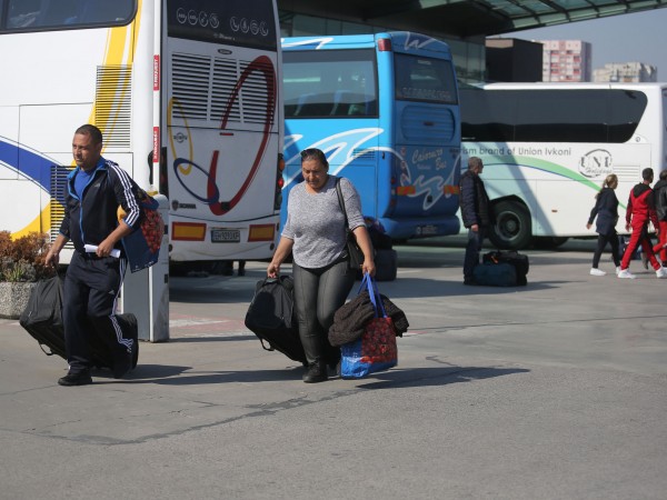 Няколко автобуса пристигнаха с българи, които бяха блокирани в други