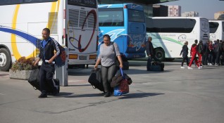 Няколко автобуса пристигнаха с българи които бяха блокирани в други