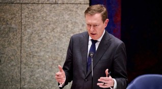 Министърът на на здравеопазването на Нидерландия припадна по време на