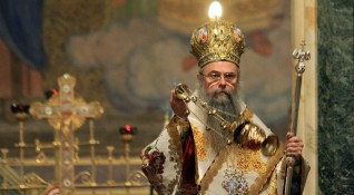 Пловдивският митрополит Николай призова богомолците да не посещават храмовете заради