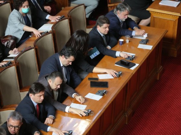 По искане на ВМРО правната комисия в НС реши, че