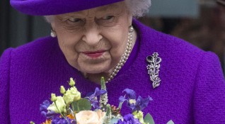 За втори път тази седмица Кралица Елизабет II бе забелязана