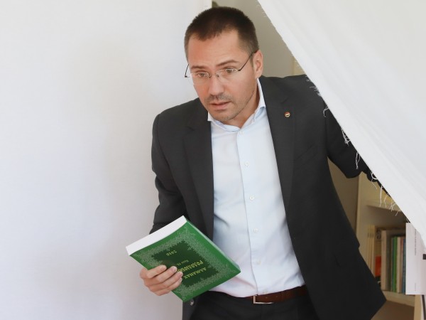 Евродепутатът Ангел Джамбазки се е поставил сам под карантина в