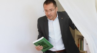 Евродепутатът Ангел Джамбазки се е поставил сам под карантина в