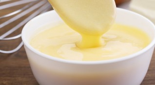 Продукти 3 жълтъка frac14 чаена лъжица дижонска горчица1 супена лъжица лимонов сок1