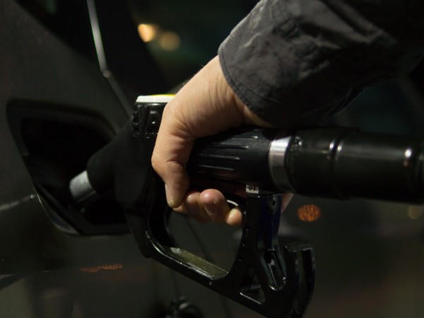 Цената на бензина на някои места в САЩ падна драстично,