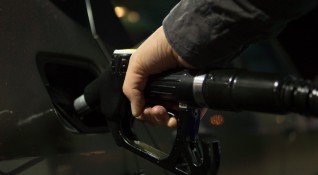 Цената на бензина на някои места в САЩ падна драстично