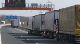 Продължават проблемите с блокирани български шофьори на камиони на различни