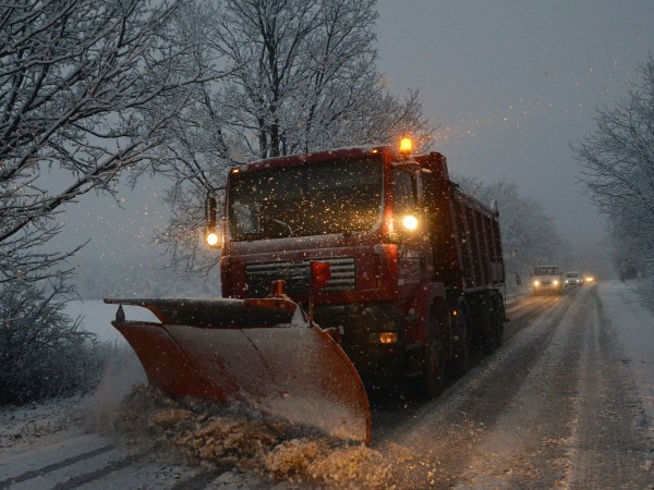 Тази нощ в София 140 снегопочистващи машини са извършили обработки