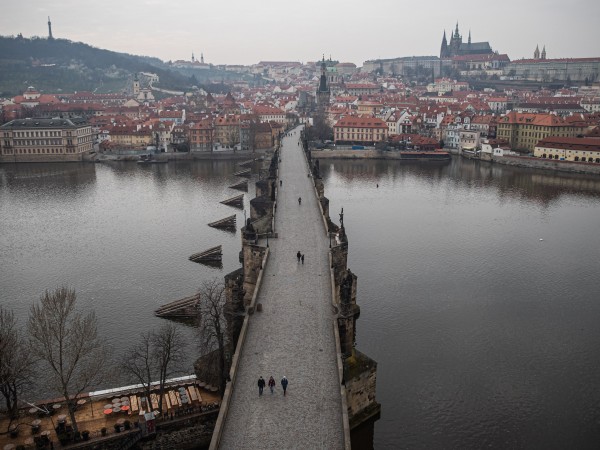 Правителството на Чехия продължи действащата в страната общонационална карантина заради