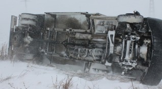 Аварирал камион затруднява движението от Габрово към Боженци и Чарково