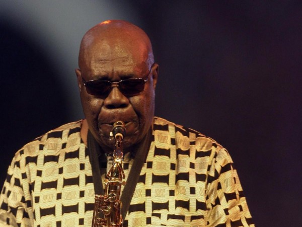 Афро-джаз звездата ветеран Ману Дибанго почина днес от коронавирус, предаде