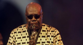 Афро джаз звездата ветеран Ману Дибанго почина днес от коронавирус предаде