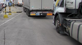 Повече от осем километра е опашката от камиони на ГКПП