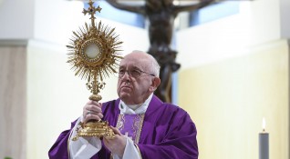 Папа Франциск даде отрицателна проба за коронавирус предаде Франс прес