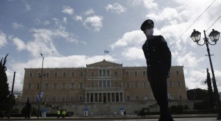 Полицията в Гърция масово глобява граждани за неспазване на мерките