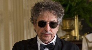 Изненадващо в полунощ Боб Дилън пусна първата си нова песен