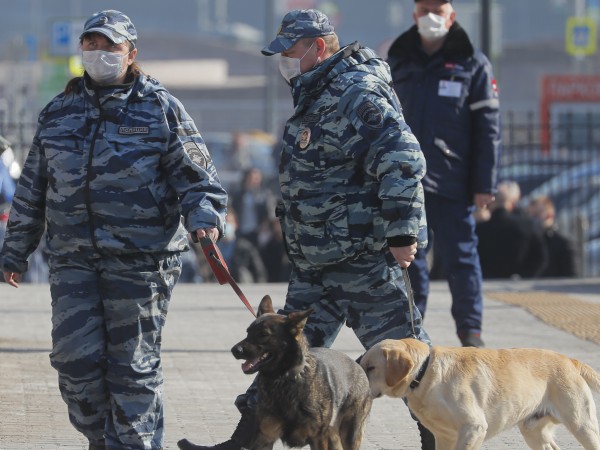Русия изцяло затваря границите си от понеделник, за да ограничи