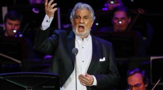 79 годишната оперна звезда Пласидо Доминго бе приет в болница две