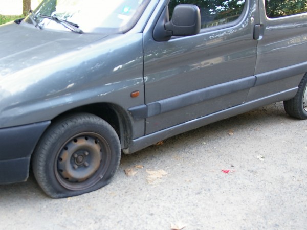 Унищожаване гумите на 4 автомобила, паркирани на улица в Златарица,