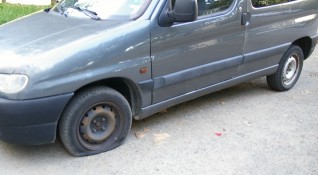 Унищожаване гумите на 4 автомобила паркирани на улица в Златарица