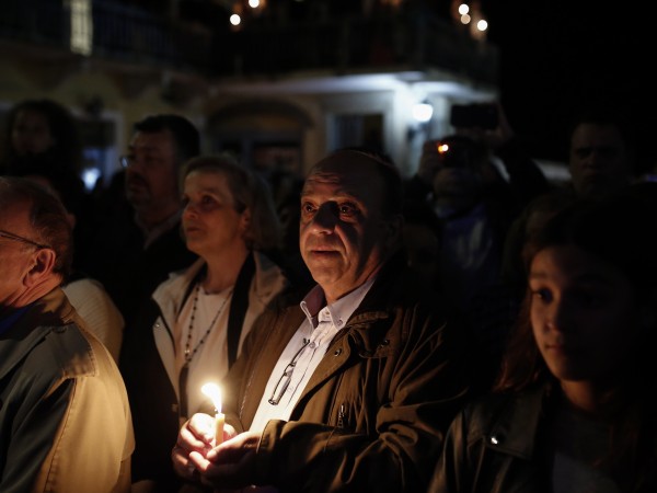 Официално, гърците ще празнуват Великден вкъщи. Това обяви говорителят на