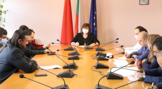 Председателят на БСП Корнелия Нинова заедно с евродепутати и народни