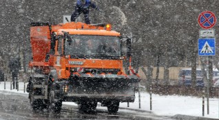 В София във връзка със снеговалежа тази нощ са извършени