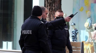 Полицаи в Благоевград задържаха двама млазежи за нарушаване на карантината предаде Монитор 20 годишен който