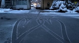 Александровска болница и две сърца в снега нарисувани от благодарност Тази