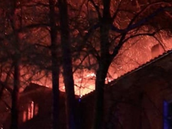 Пожар унищожи тази нощ старата митрополия във Велико Търново. Спасени