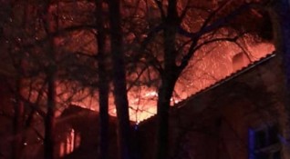 Пожар унищожи тази нощ старата митрополия във Велико Търново Спасени