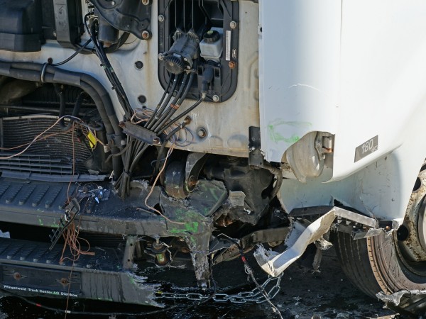 Челна катастрофа между два товарни автомобила затрудни движението по пътя