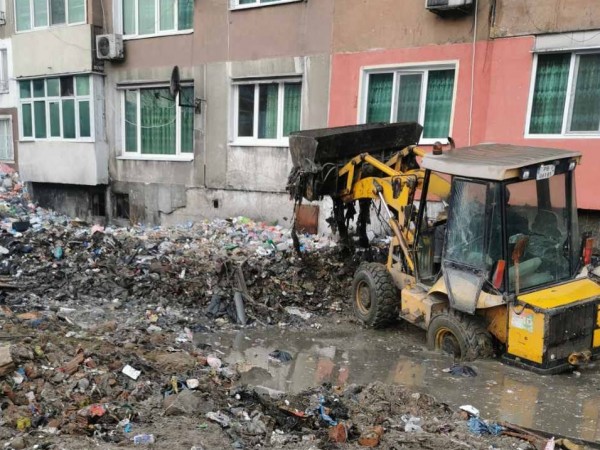 Близо 5000 т боклук за извозени от пловдивския квартал Столипиново."От