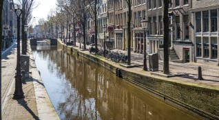 Общинските власти в Амстердам забраняват влизането на частни лодки в