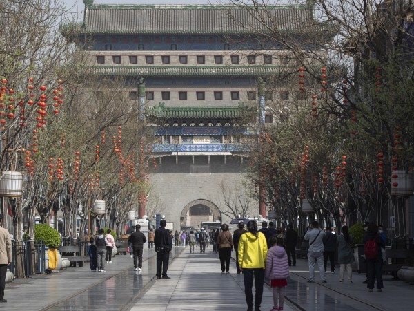 Китай днес почете жертвите на коронавируса с 3 минути мълчание,