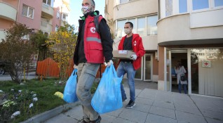 Доброволци на БЧК раздават хранителни пакети на нуждаещи се граждани Раздаването