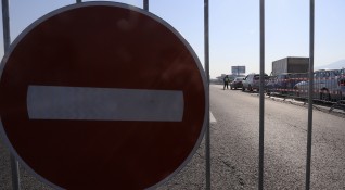 Турските гранични служители отказват да пропуснат десетки български камиони през